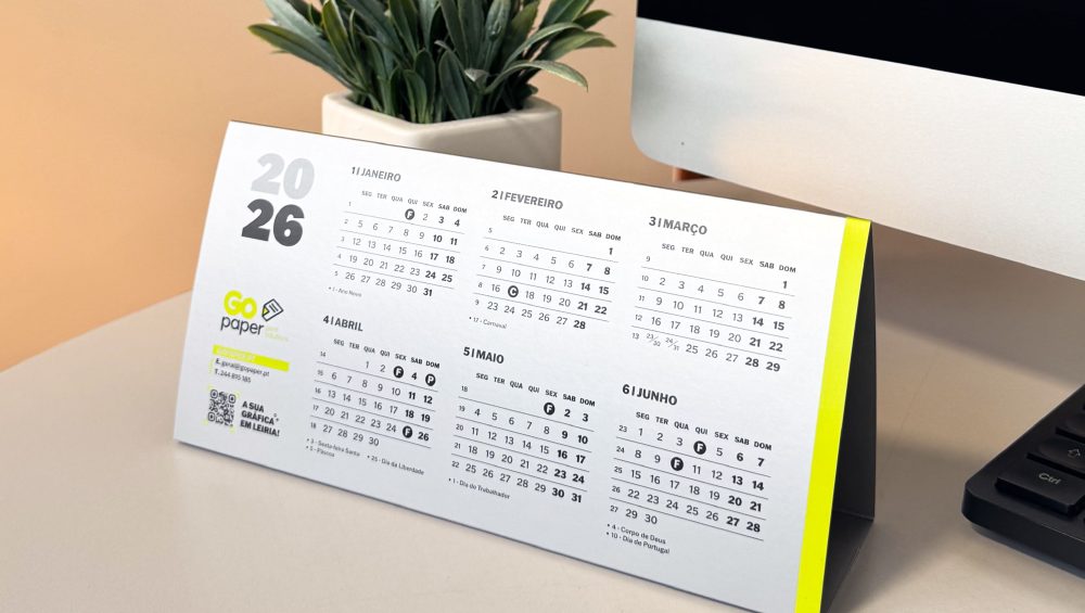 Calendário de mesa triangular