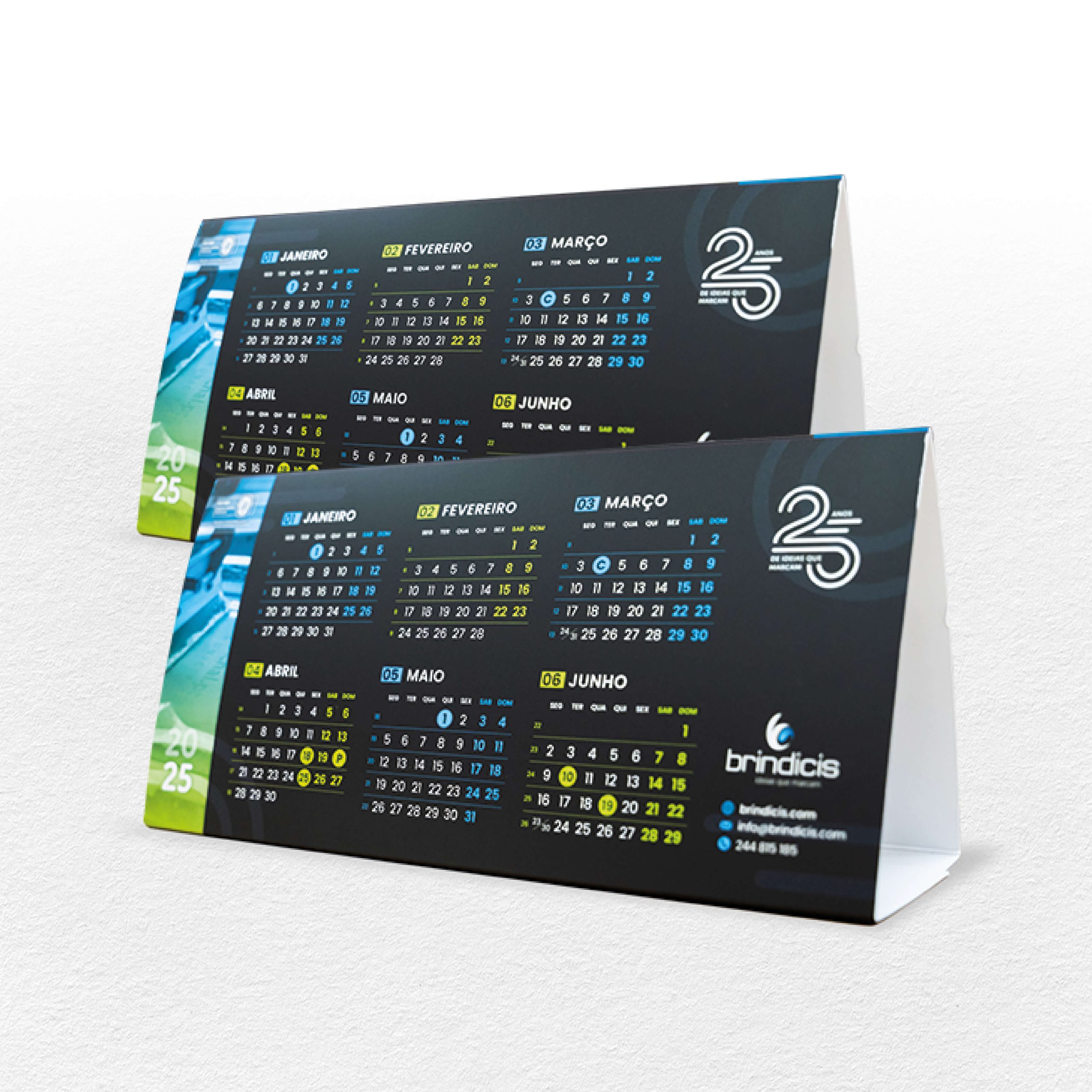 Calendário de mesa triangular