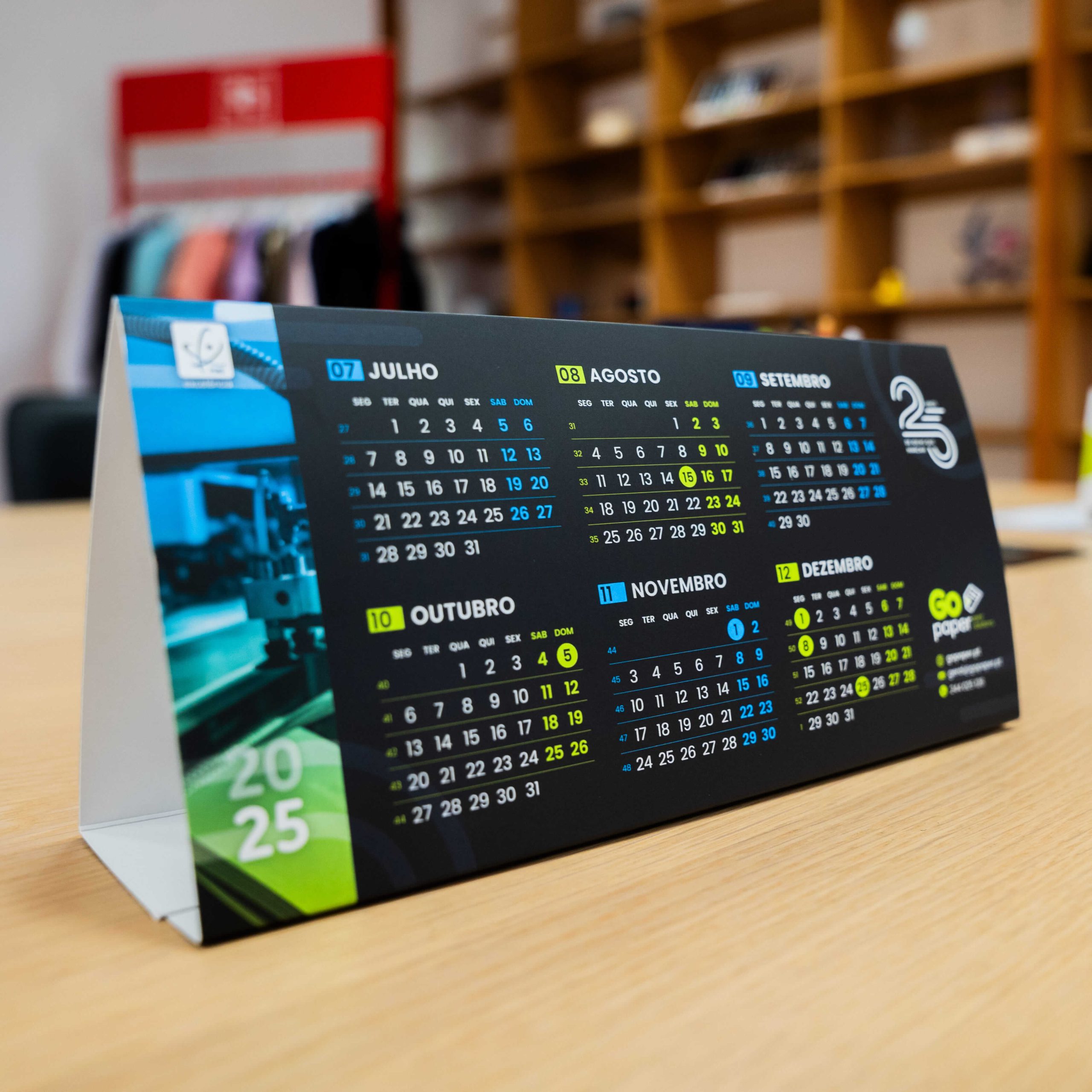 Calendário de mesa triangular